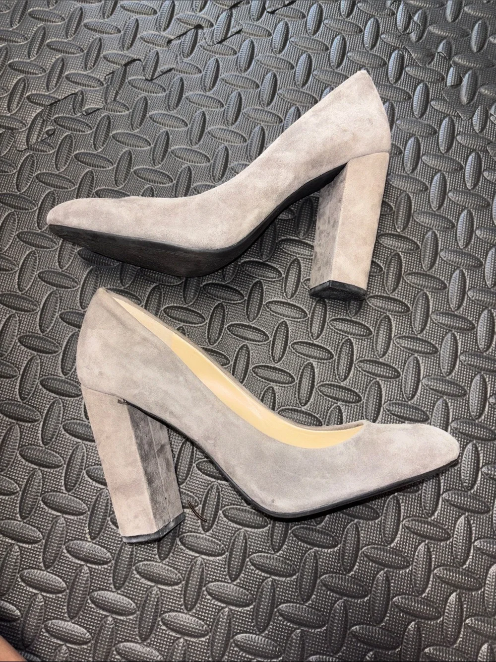 Jessica Simpson Light Gray Suede Round-Toe Pumps